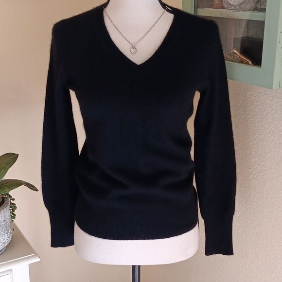 Halogen Black Cashmere Sweater. Preppy. Classic. - Picture 2 of 10